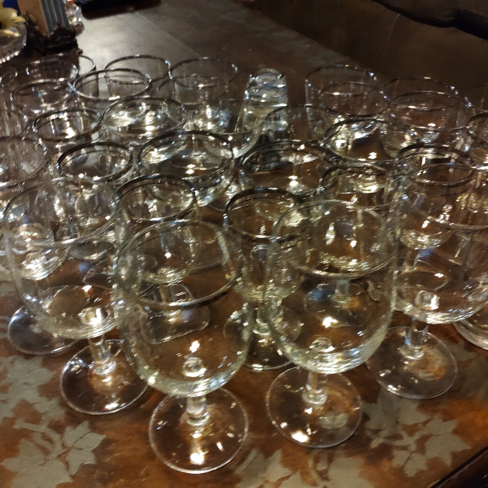 Full set of platinum rimmed crystal